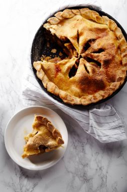 elmalı turta dilim beyaz mermer masada plaka üzerinde pişmiş