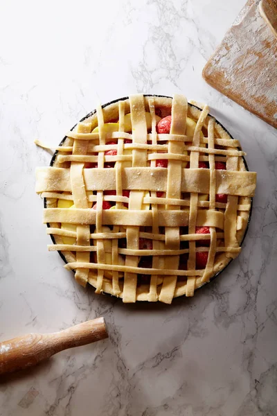 Tarte Non Cuite Aux Baies Pommes Décorée Beau Treillis Feuilles — Photo