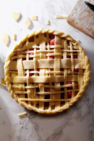 Torta Não Cozida Com Bagas Maçãs Decoradas Com Bela Treliça — Fotografia de Stock