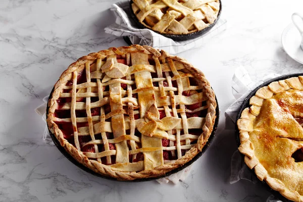 Tartes Cuites Aux Pommes Aux Baies Avec Nappes Sur Table — Photo