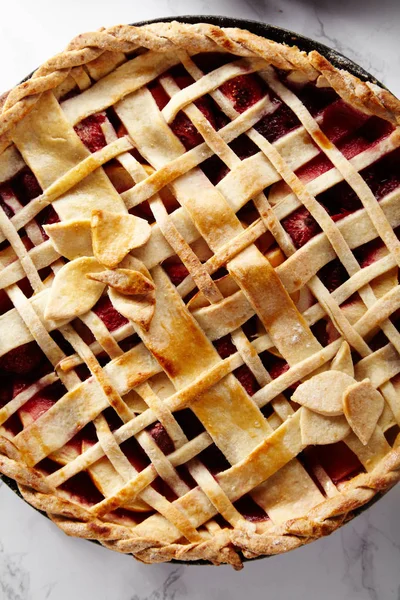 Gekochter Kuchen Mit Apfel Und Beeren Auf Weißem Marmortisch — Stockfoto