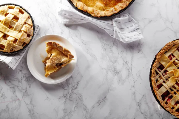 Tartes Cuites Avec Tranche Sur Plaque Sur Table Marbre Blanc — Photo