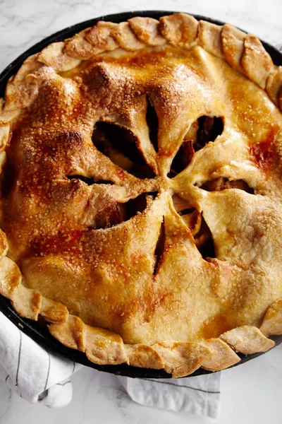 Tarte Cuite Aux Pommes Baies Sur Table Marbre Blanc — Photo