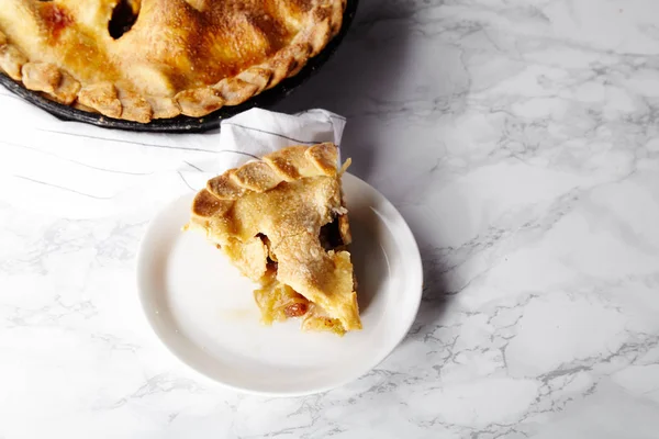 Tarte Aux Pommes Cuite Avec Tranche Sur Assiette Sur Table — Photo