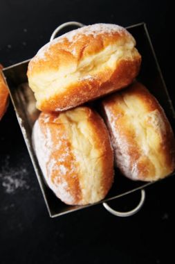 çörek metal kutusunda, pudra şekeri ile yakın çekim 