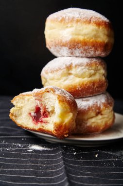 çörek beyaz tepside pudra şekeri ile yığını 