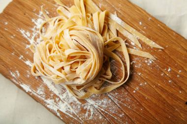 İtalyan el yapımı tagliatelle makarna üzerine ahşap kesme tahtası 