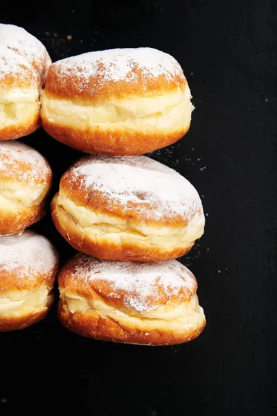 Stapel Van Donuts Met Poedersuiker Donkere Achtergrond Close — Stockfoto