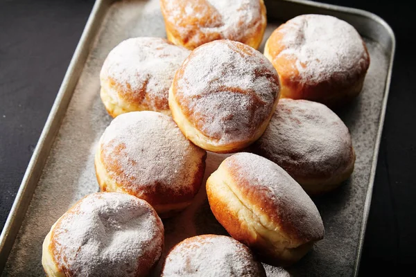 Donuts Met Poedersuiker Metalen Dienblad Close — Stockfoto