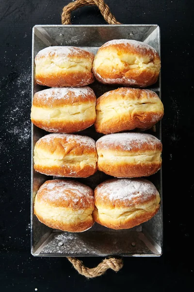 Donuts Med Pulveriseret Sukker Metalæske Close - Stock-foto