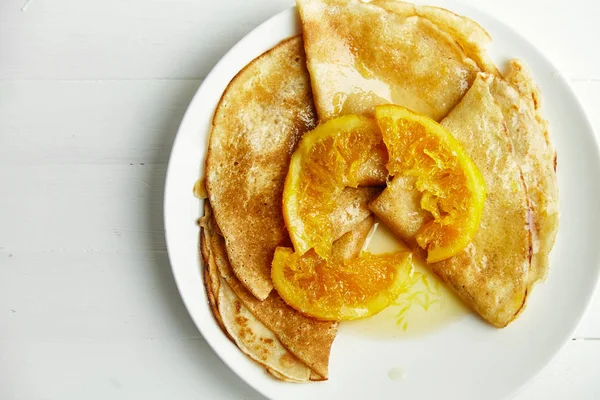 Vit Tallrik Med Pannkakor Och Orange Confiture Träbord — Stockfoto