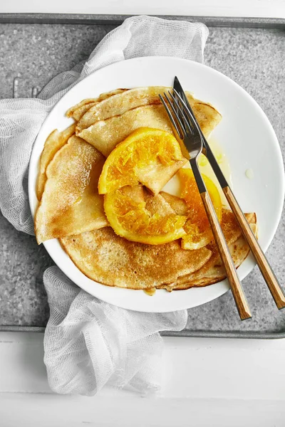 Vit Tallrik Med Pannkakor Och Orange Confiture Gasväv Och Träbord — Stockfoto