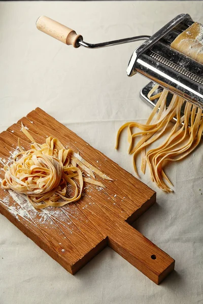 Italienska Tagliatelle Pasta Gjord För Hand Med Pasta Maker Med — Stockfoto