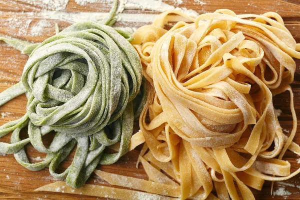 Två Typer Handgjorda Italienska Tagliatelle Pasta Trä Skärbräda — Stockfoto