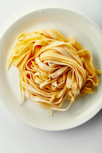 Handgjorda Okokt Italienska Tagliatelle Pasta Vit Platta — Stockfoto