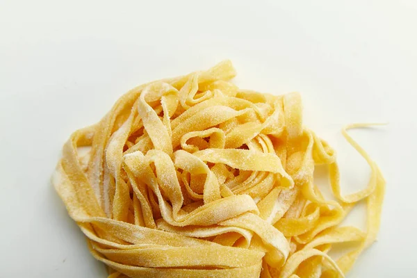 Pasta Tradicional Italiana Tagliatelle Hecha Mano Sobre Mesa Blanca —  Fotos de Stock