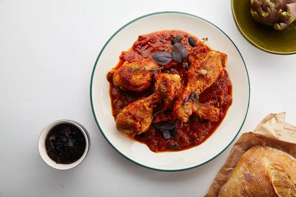 Cosce Pollo Cotte Stile Cacciatore Italiano Con Salsa Pomodoro Basilico — Foto Stock