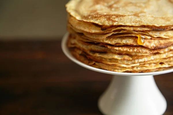Weißer Kuchenständer Mit Crêpes Kuchen Und Orangenmarmelade Mit Honig Auf — Stockfoto