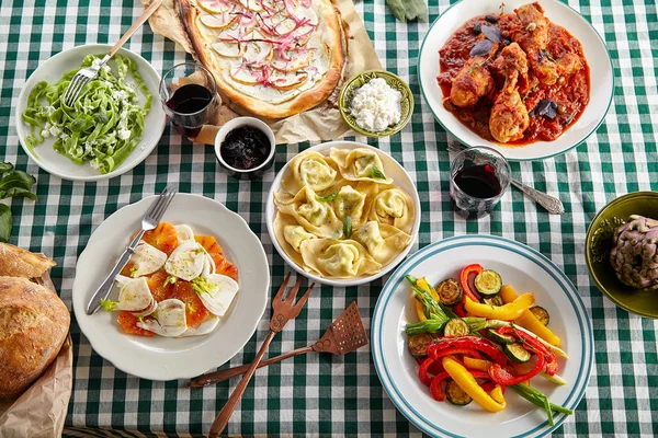 Tradicional Cena Familiar Toscana Italiana Con Patas Pollo Caseras Focaccia — Foto de Stock