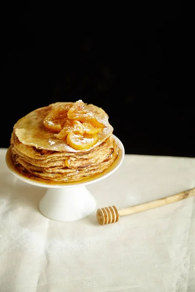 オレンジのジャムと白いケーキの上に蜂蜜のクレープ ケーキ スタンド パンケーキ朝食コンセプト — ストック写真