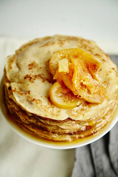 Crepes Tårta Med Apelsin Marmelad Och Honung Vit Tårta Står — Stockfoto