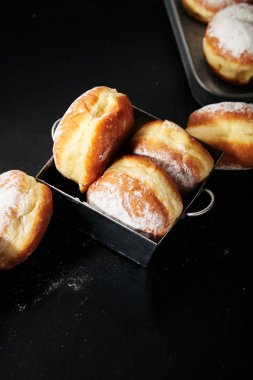 çörek metal kutusunda, pudra şekeri ile yakın çekim 