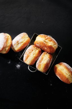 çörek metal kutusunda, pudra şekeri ile yakın çekim 