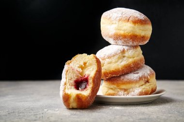 çörek beyaz tepside pudra şekeri ile yığını 