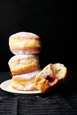 çörek beyaz tepside pudra şekeri ile yığını 