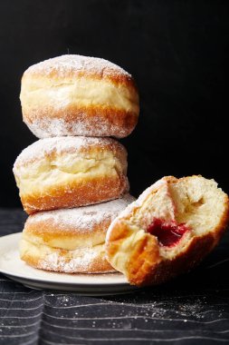 çörek beyaz tepside pudra şekeri ile yığını 
