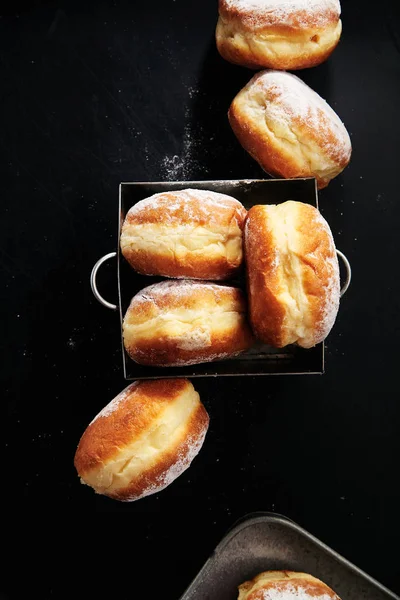 Donuts Com Açúcar Caixa Metal Close — Fotografia de Stock