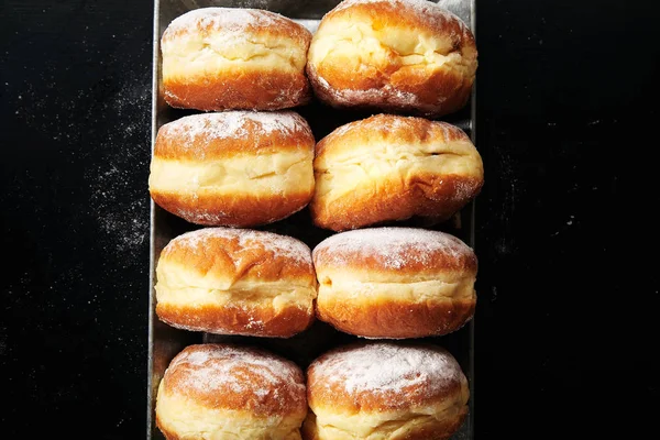 Donuts Met Poedersuiker Metalen Doos Close — Stockfoto