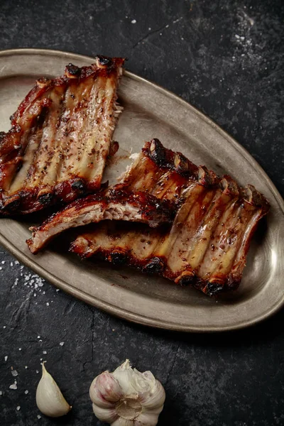 Sabrosas Costillas Cerdo Parrilla Salsa Gruesa Barbacoa Cortada Forma Desordenada — Foto de Stock