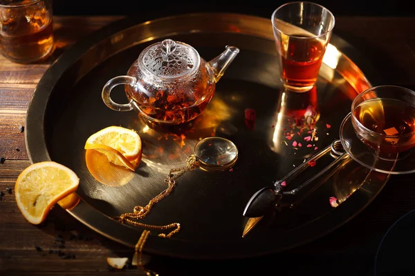 Złote Taca Gorącej Herbaty Czarne Czajnik Filiżanki Kieszonkowa Lupa Podłoże — Zdjęcie stockowe