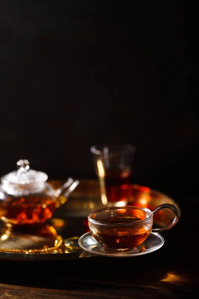 Szklany Czajnik Szklanki Herbatą Czarnego Kieszonkowa Lupa Złotym Łańcuchem Tacy — Zdjęcie stockowe