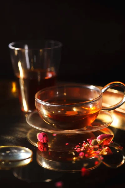 Vertikala Närbild Liten Glas Kopp Med Rött Och Torkade Rosenblad — Stockfoto