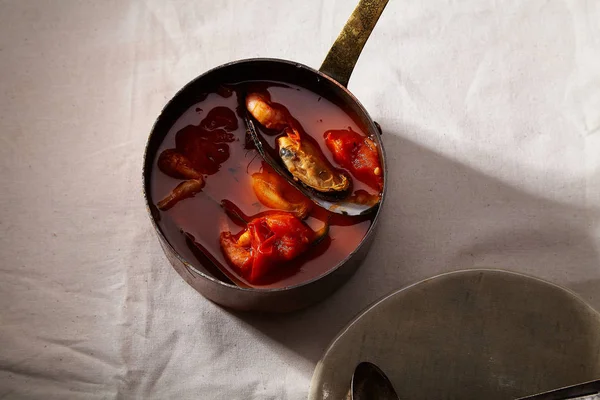 传统地中海汤马赛鱼汤与贻贝和虾配西红柿和鱼汤在亚麻桌布上供应铜锅 假日膳食概念 — 图库照片