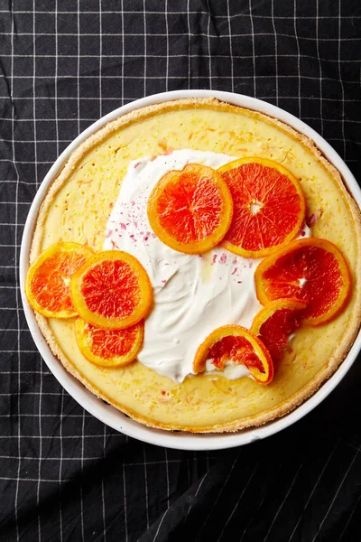 Tarta Queso Con Naranjas Rojas Caramelizadas Crema Batida Sobre Fondo —  Fotos de Stock