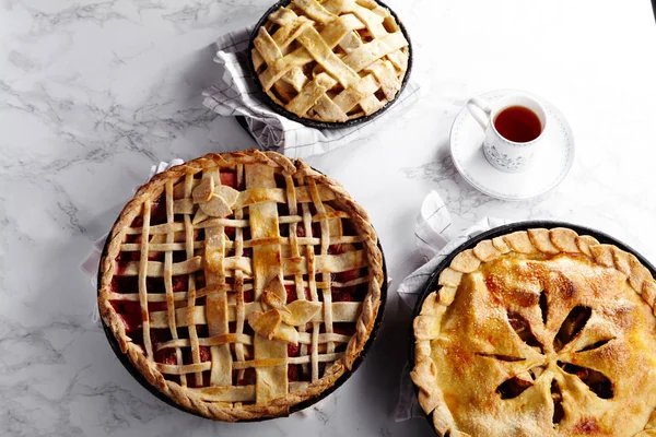 Maçã Com Morango Framboesa Tortas Cozidas Com Treliça Folhas Chá — Fotografia de Stock