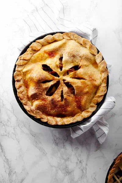 Gekochte Kuchen Mit Apfel Und Beeren Mit Tischdecken Auf Weißem — Stockfoto