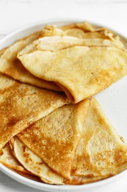 ahşap masa üzerinde beyaz plaka tatlı krep 