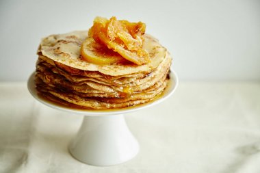 Krep pasta portakal reçeli ve ballı beyaz kek üzerine standı, gözleme kahvaltı konsepti 