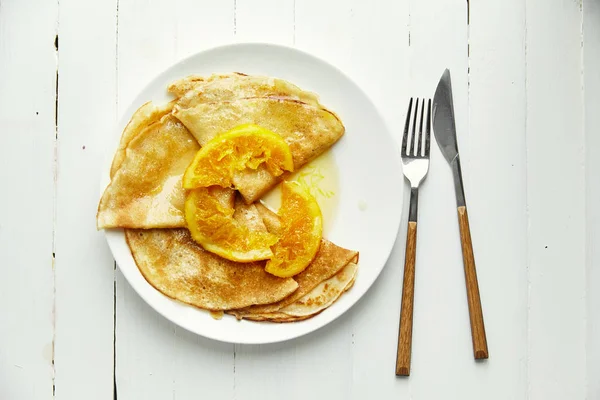 Vit Platta Med Pannkakor Och Gaffel Med Kniv Träbord — Stockfoto