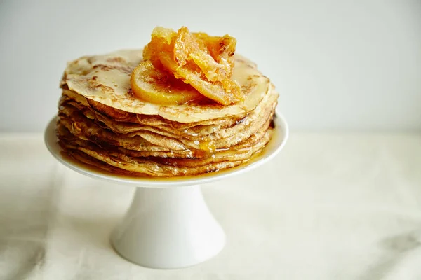 Torta Crepes Con Marmellata Arance Miele Supporto Torta Bianca Concetto — Foto Stock