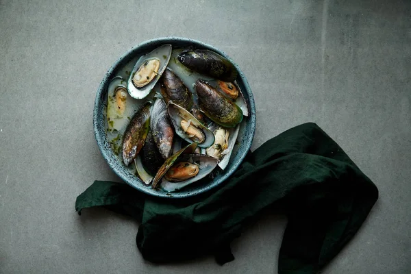 Kiwi Mosselen Gekookt Marnier Saus Met Witte Wijn Peterselie Handgemaakte — Stockfoto