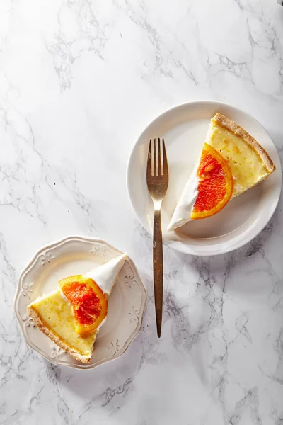 Platos Con Rodajas Pastel Queso Suave Con Naranjas Rojas Caramelizadas — Foto de Stock