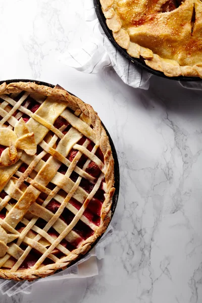 Tartes Cuites Aux Pommes Aux Baies Avec Nappes Sur Table — Photo