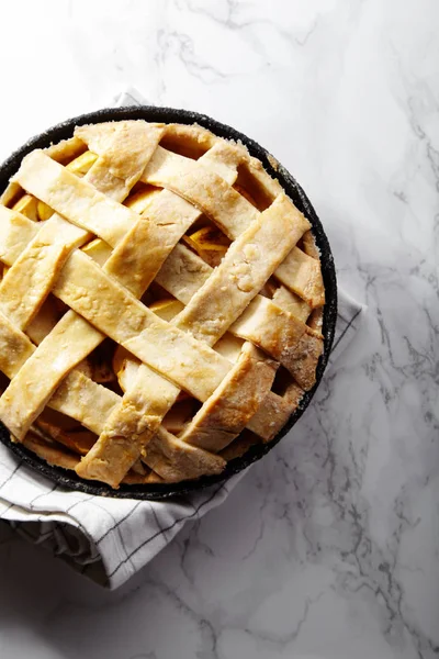 Tarte Non Cuite Aux Baies Pommes Décorée Beau Treillis Feuilles — Photo