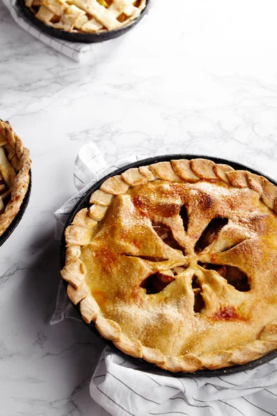 Tartes Cuites Aux Pommes Aux Baies Avec Nappes Sur Table — Photo