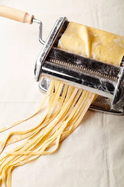 Italienska Tagliatelle Pasta Gjord För Hand Med Pasta Maker — Stockfoto